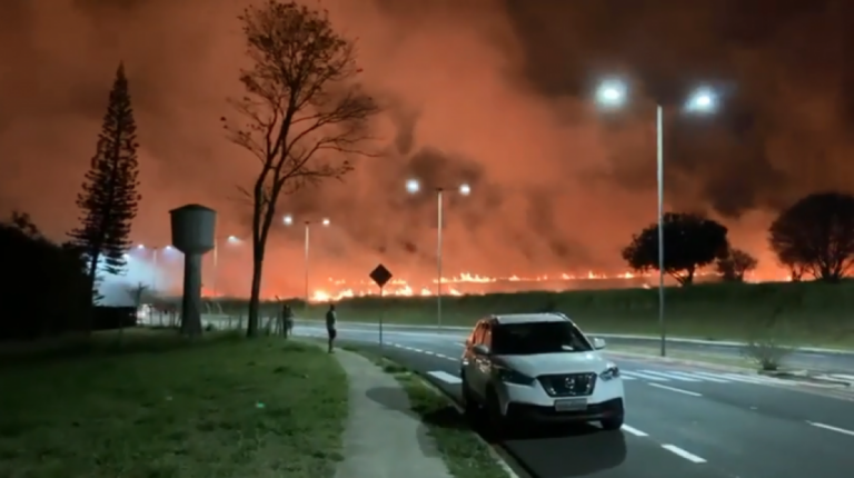 Incêndio destrói área de vegetação na região da Cascata em Marília; assista