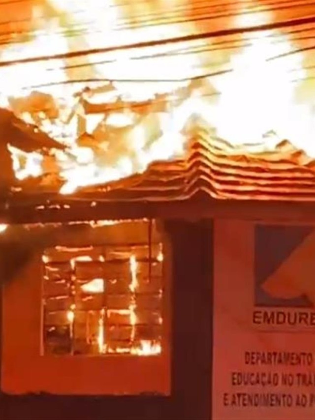 Incêndio destrói prédio e equipamentos da Emdurb no centro de Marília; fotos e vídeo