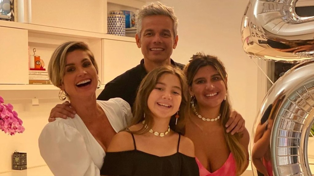 Filha de Otaviano Costa rouba cena em foto com os pais na Itália: ‘Tá maior que a mãe’