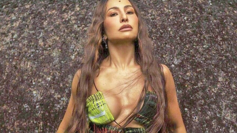 Com look transparente, Sabrina Sato esbanja curvas esculturais: ‘Gata linda’