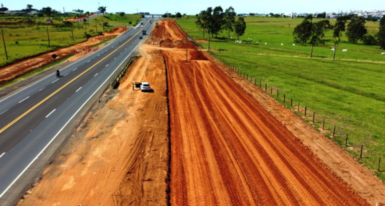 Obras na SP-294 implantam nova faixa de marginal e ciclovia em Marília
