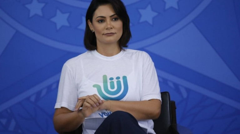 Moro de aluguel, justifica Michelle Bolsonaro ao doar cães filhotes