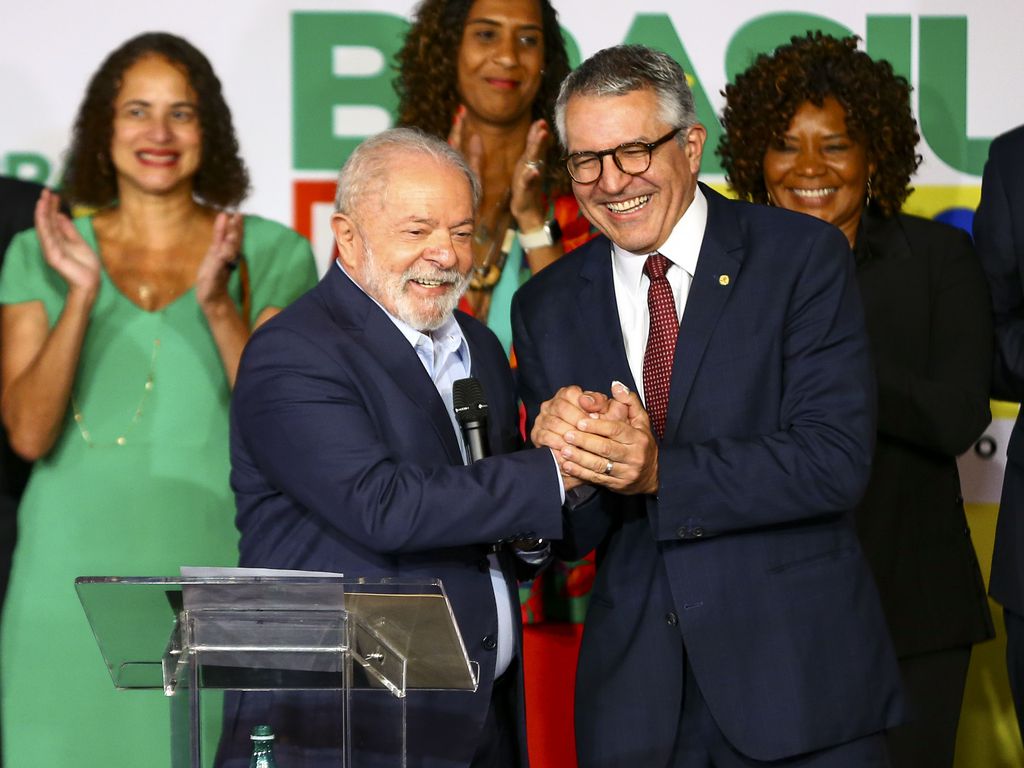 O presidente eleito, Luiz Inácio Lula da Silva, e o futuro ministro da Secretaria das Relações Institucionais, Alexandre Padilha, durante anúncio de novos ministros que comporão o governo.. Foto: Marcelo Camargo/Agência Brasil - 22.12.2022