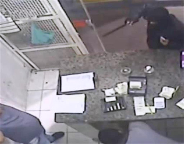 Homem armado com facão assalta posto de combustíveis em Marília