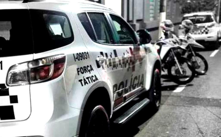 PM prende acusados de furto em construção e captura procurado