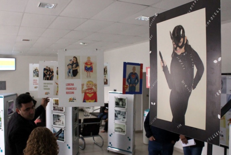 Jovens 'heróis' na luta contra câncer ganham mostra de fotos na Santa Casa