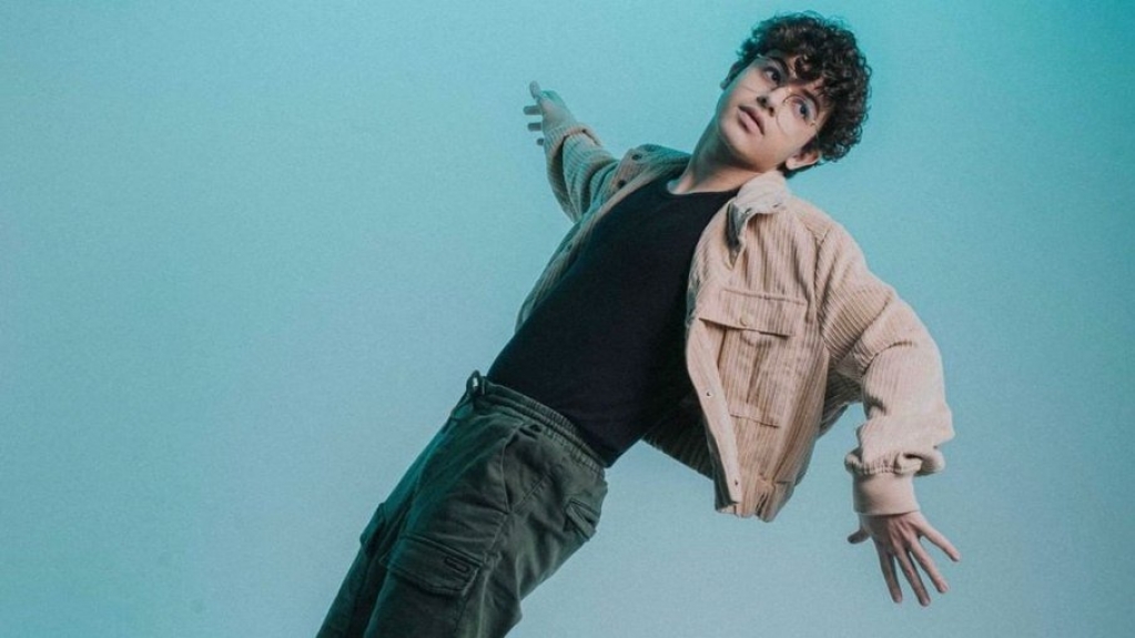 Ex-participante do "The Voice Kids", Victtor Mendes lança o single "Meu Lugar"