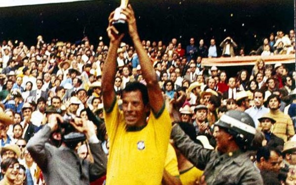 Carlos Alberto levanta a taça do tri em 1970 – reprodução