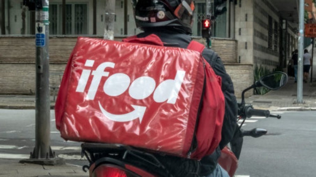 Projeto quer alimentação e seguro a entregadores do iFood, Uber Eats e Rappi