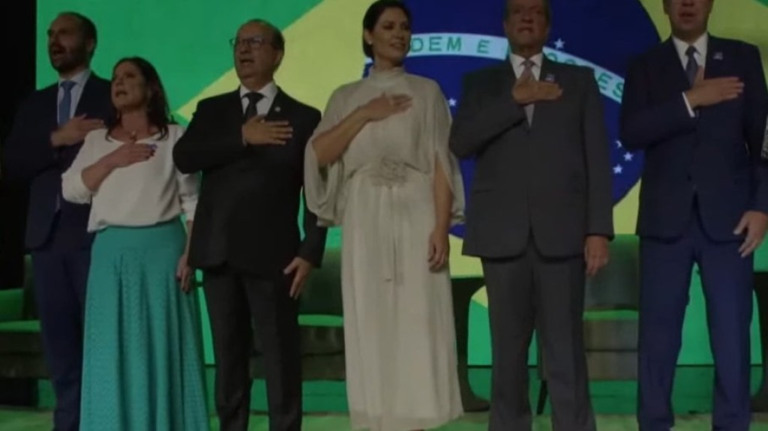 Bolsonaro aparece virtualmente em posse de Michelle e se emociona
