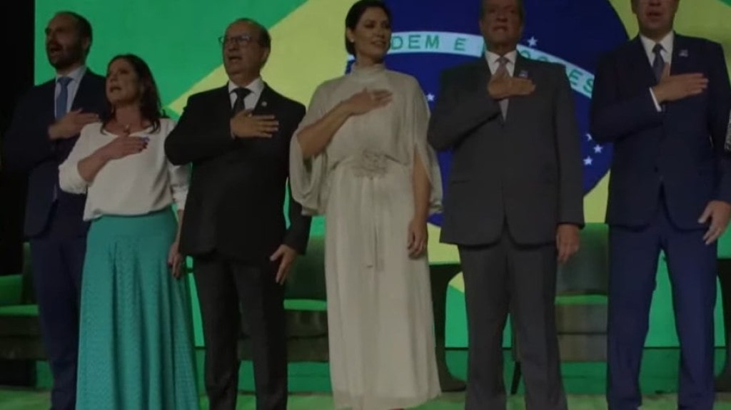 Bolsonaro aparece virtualmente em posse de Michelle e se emociona Bolsonaro aparece virtualmente em posse de Michelle e se emociona
