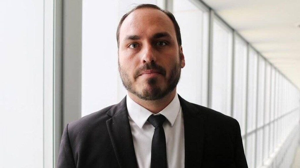 Vereador Carlos Bolsonaro é hospitalizado em Brasília Vereador Carlos Bolsonaro é hospitalizado em Brasília