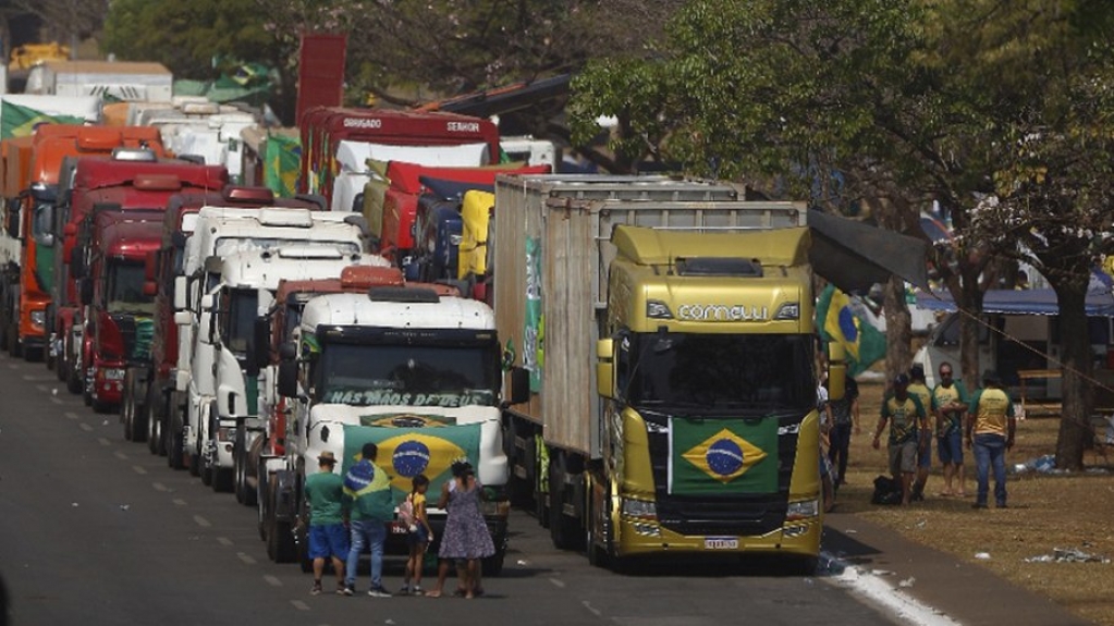 Associação de caminhoneiros prevê fim da paralisação em dois dias