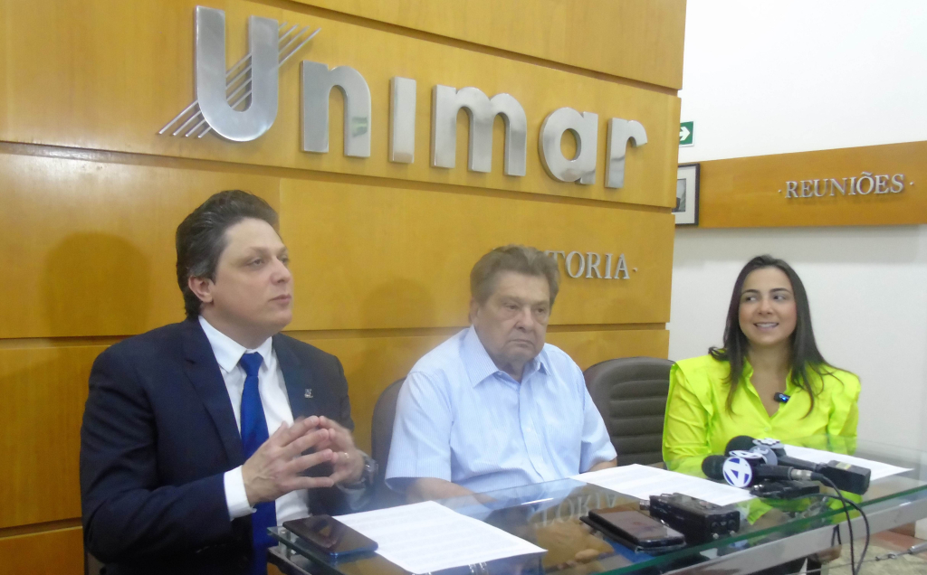 Coordenador Carlos Francisco Bitencourt Jorge com o reitor da Unimar, Márcio Mesquita serva, e a Pró-reitora de Pós-Graduação, Fernanda Mesquita Serva