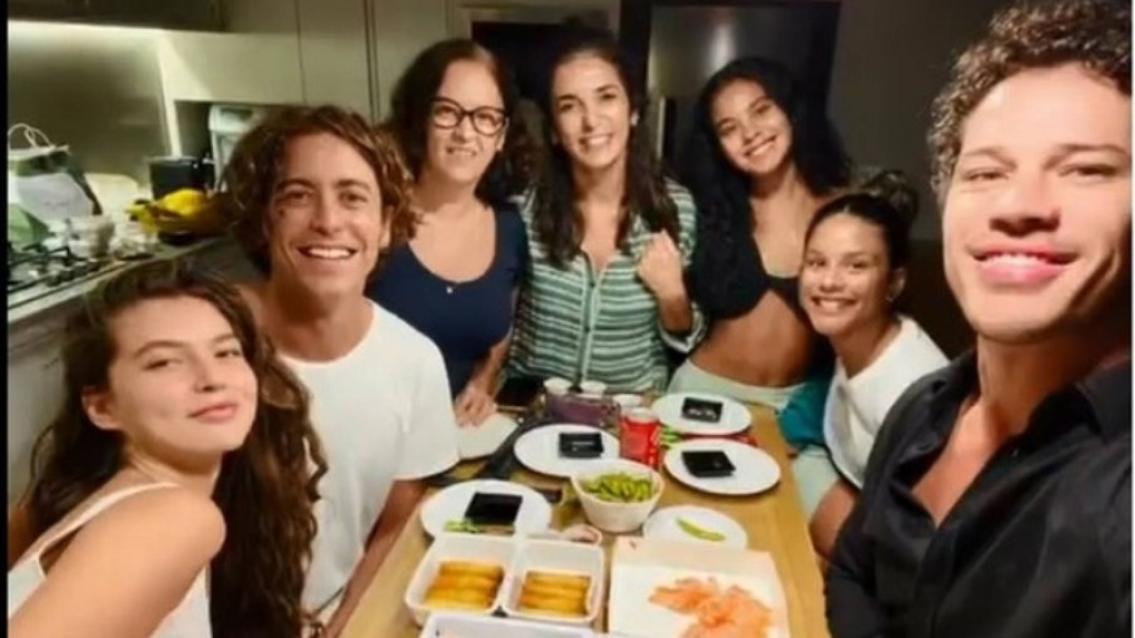Alanis Guillen e Jesuíta Barbosa jantam com colegas de 'Pantanal' Alanis Guillen e Jesuíta Barbosa jantam com colegas de 'Pantanal'
