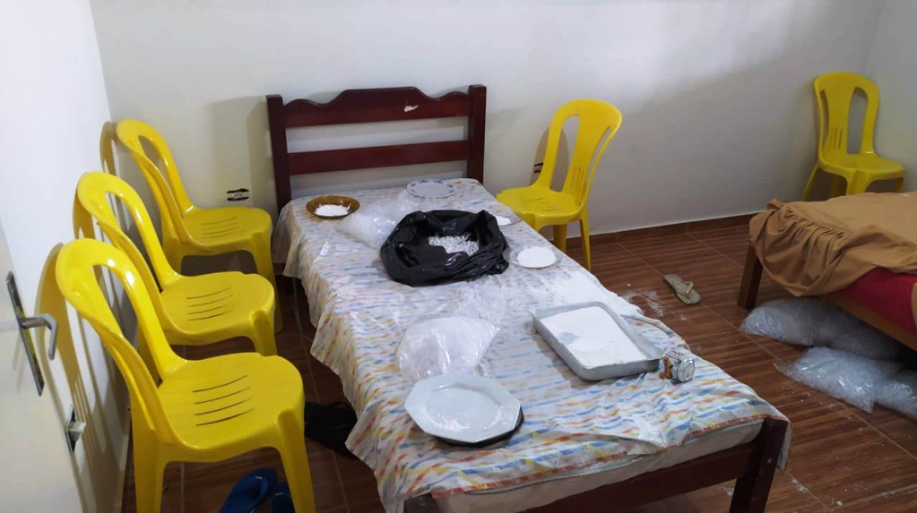 PM estoura chácara do tráfico em Garça; flagra cinco adultos e quatro adolescentes