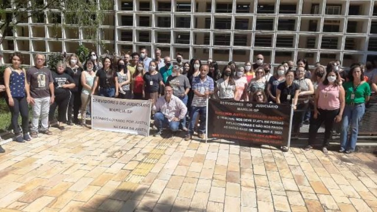 Servidores fazem paralisação protesto no Fórum de Marília em campanha salarial
