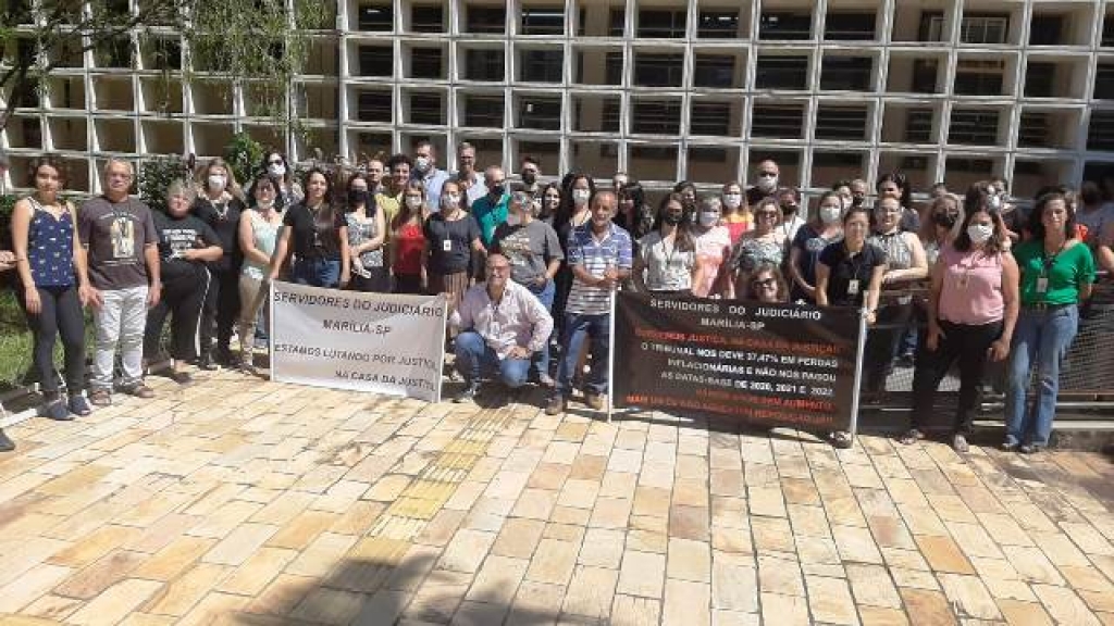 Servidores fazem paralisação protesto no Fórum de Marília em campanha salarial