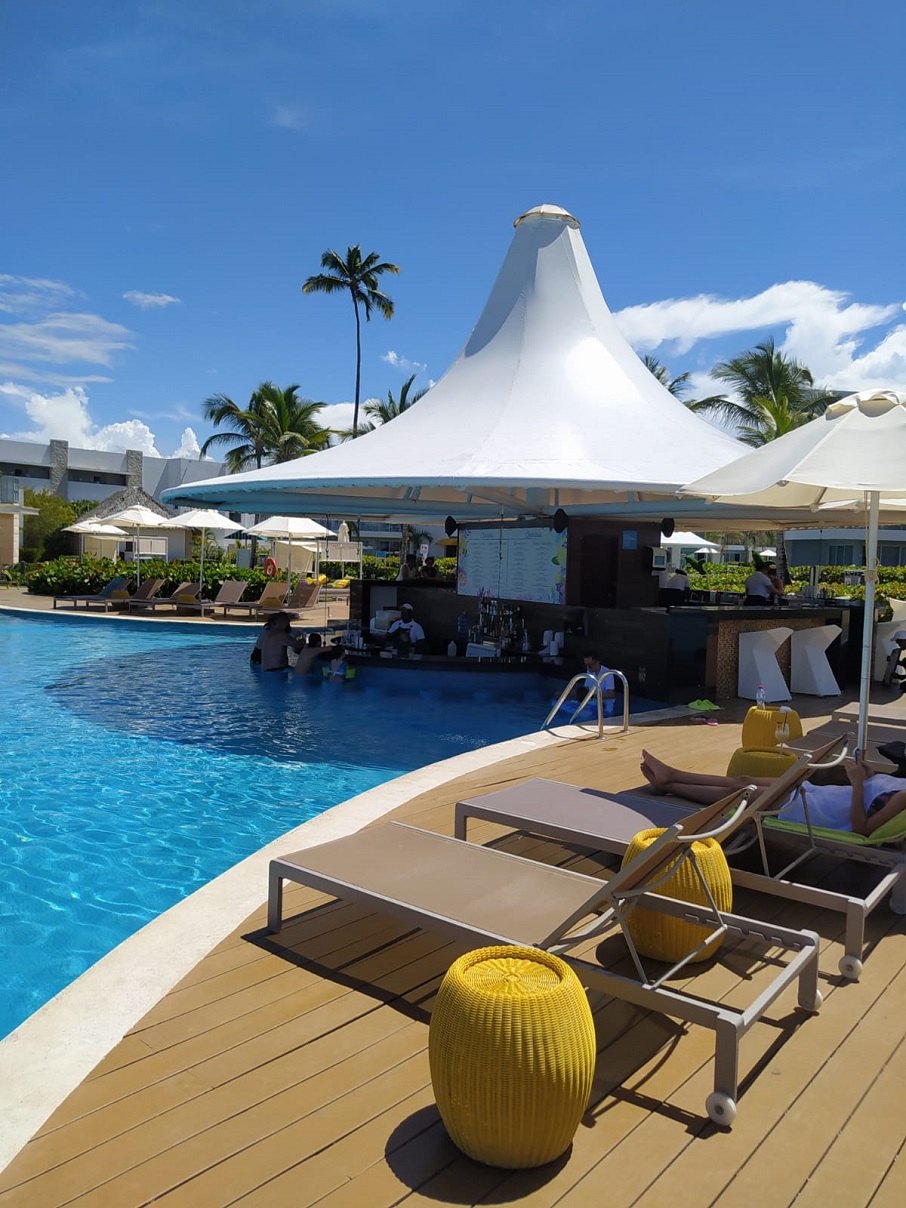 Bar na principal piscina do Nickelodeon Resort Punta Cana. Foto: Rafael Nascimento/ iG Turismo