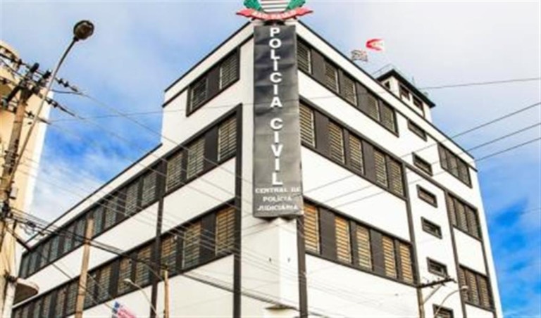 Jovem é presa por furto e danos em loja no centro; levava filho de três anos