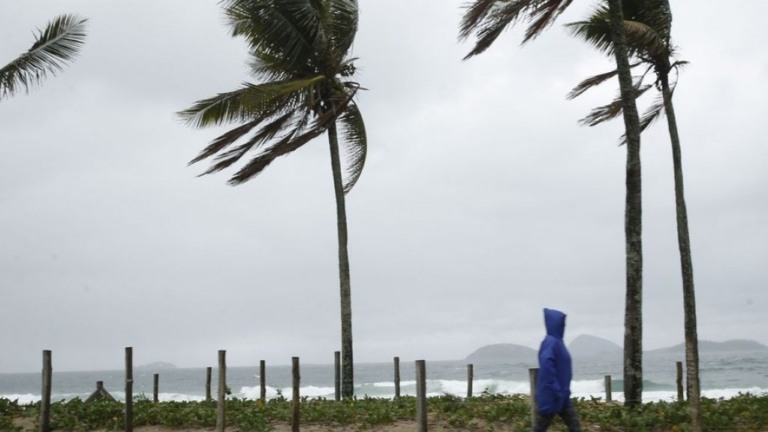 Frente fria leva cariocas às lojas atrás de roupas e edredons