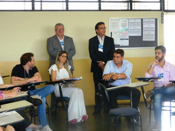 Professores Ricardo Pinha Alonso, da comissão organizadora e Ednilson Donisete Machado, coordenador do curso de Direito do Univem acompanha grupo de trabalho – Divulgação