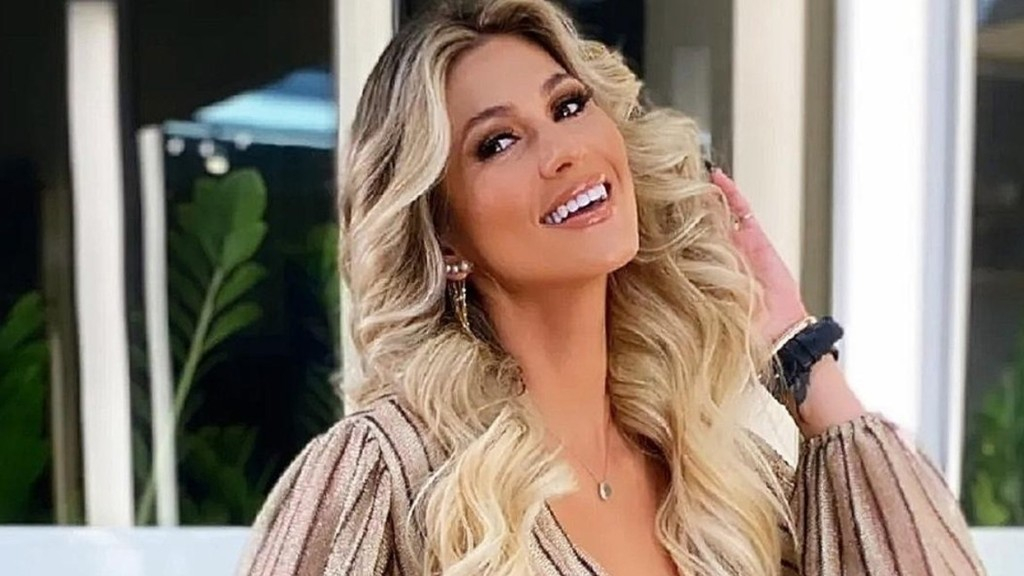 Com look decotado, Lívia Andrade esbanja sensualidade: ‘Como pode ser tão perfeita?”