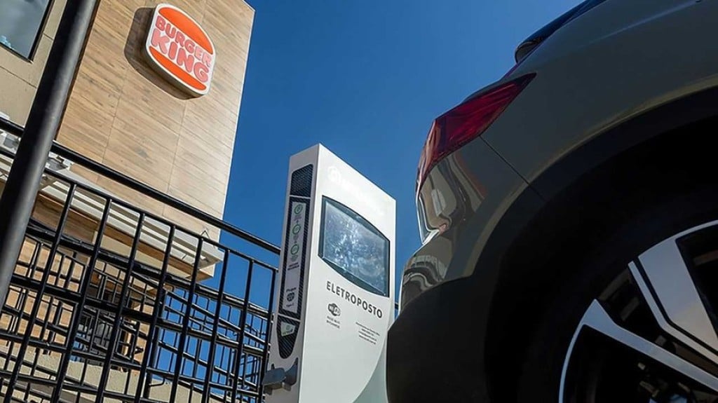 Burger King e EZVolt instalam  rede de recarga de elétricos no RJ e SP