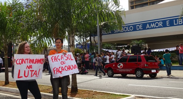 Sem novidade, negociação fracassa e greve continua