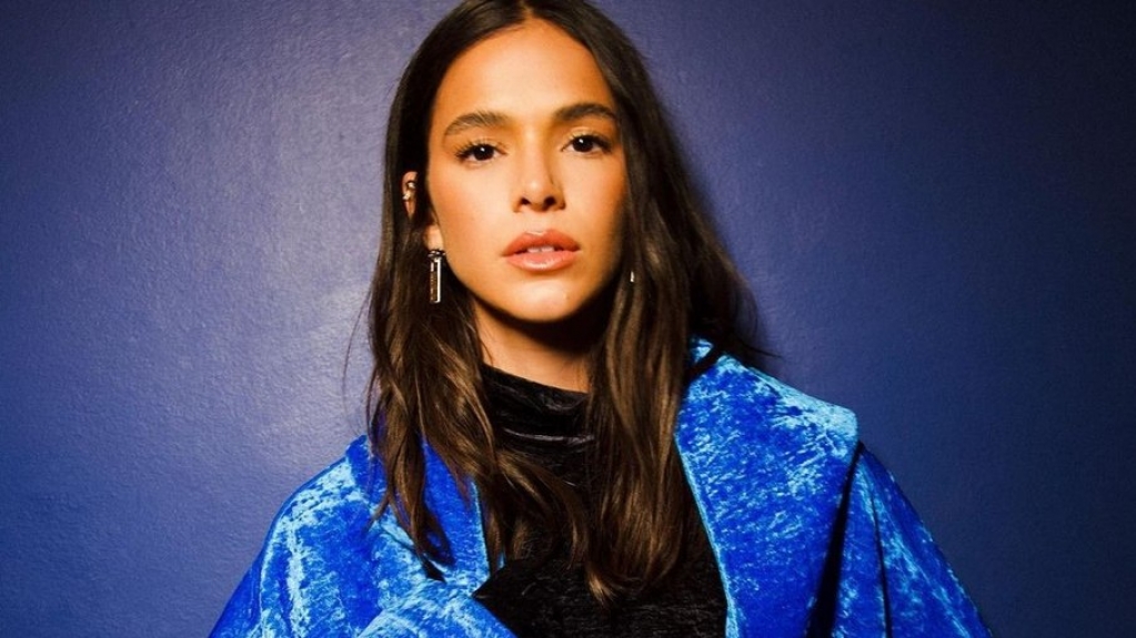 Bruna Marquezine perde a paciência e dá patada em fã de Arthur Aguiar Bruna Marquezine perde a paciência e dá patada em fã de Arthur Aguiar