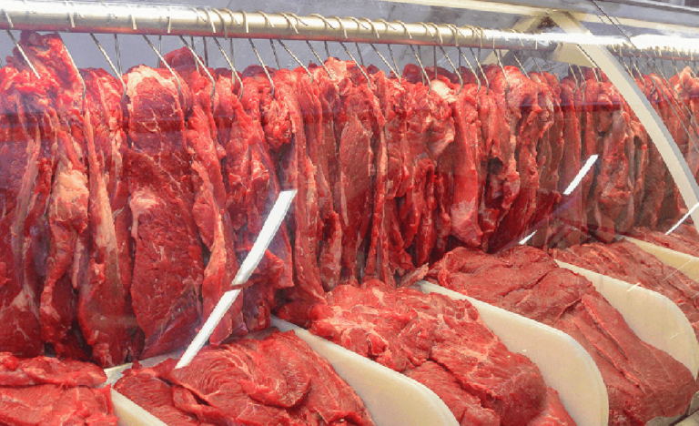 Grupo quebra porta e leva bebidas, carne e equipamento de açougue em Marília