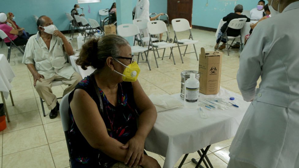 Mulher espera para ser vacina na Nicarágua em abril