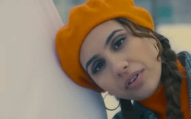 Alessia Cara e a infelicidade conjugal em "You Let Me Down"