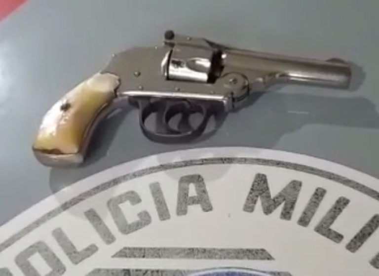 Adolescentes são acusados de ameaçar mulher com arma em frente a escola de Marília