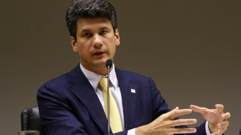Presidente do BNDES diz que banco pode estudar venda da Petrobras