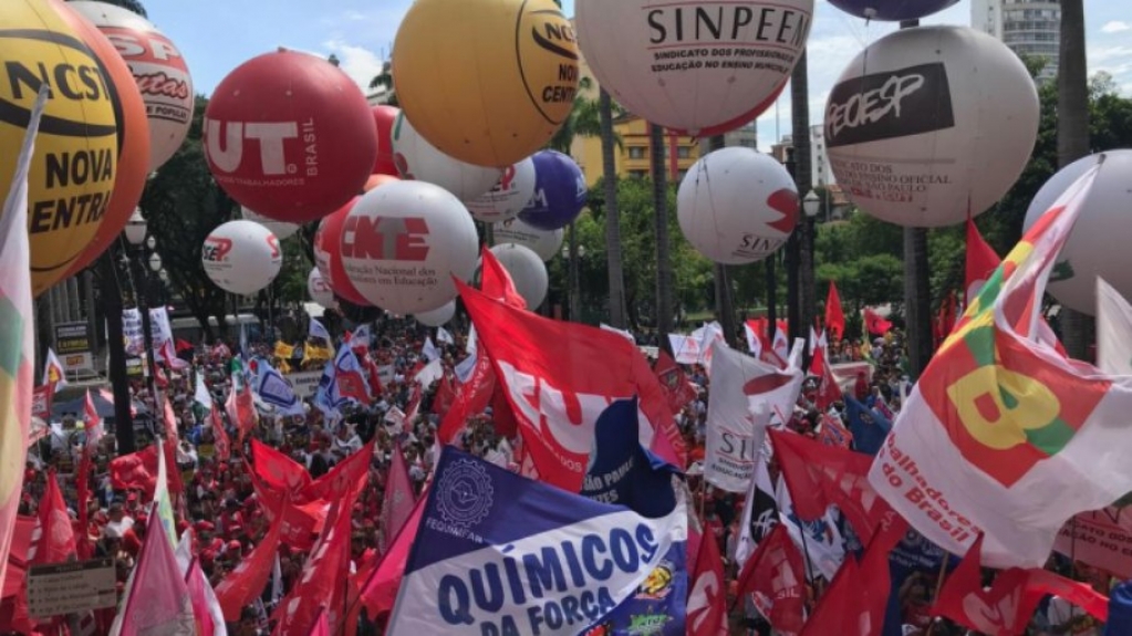 Servidores protestam em frente à casa de Lira contra reforma administrativa