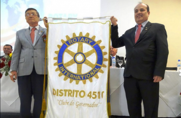 Wilson Yamashiro, governado do Distrito 4510 do ROtary, com Alexandre Santiago, presidente do RC Marília, o “clube do governador”