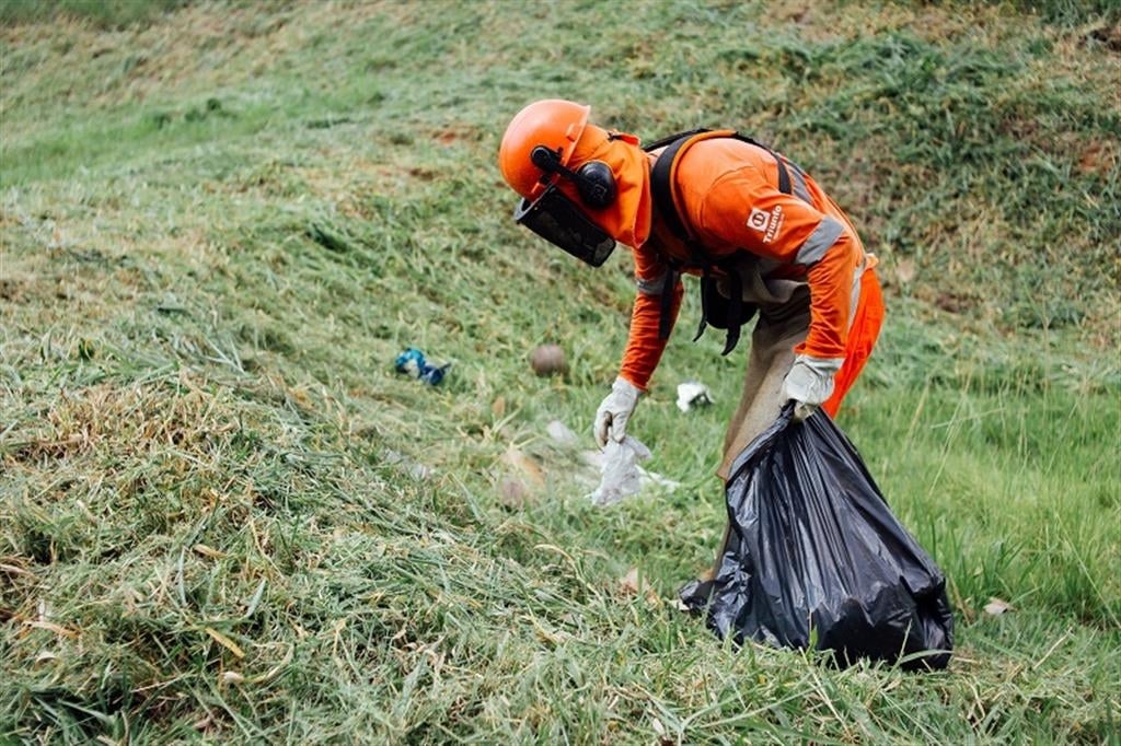 Limpeza tira 103 toneladas de entulho da BR-153 em 2023; maioria ressolagem