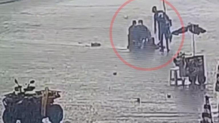 Reprodução Mulher atingida por raio em Praia Grande (SP) é socorrida e levada a hospital em estado grave