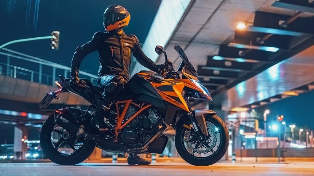 KTM atualiza sua moto 1290 Super Duke GT para 2022