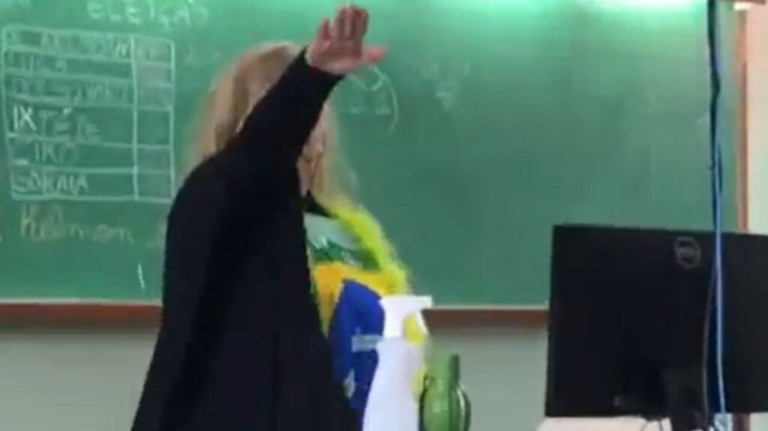 Vídeo: professora faz gesto nazista em sala de aula no Paraná