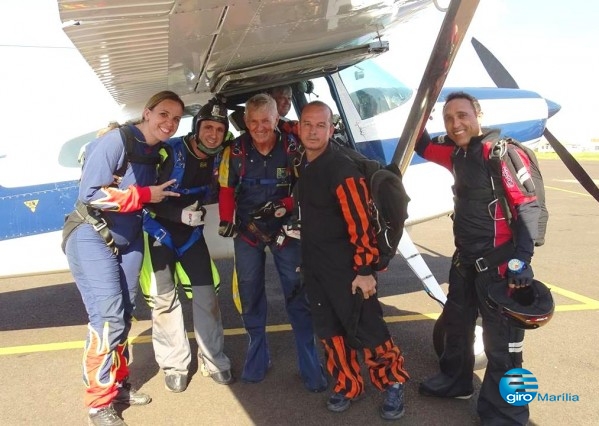 Show com aviões e paraquedismo atrai público em Marília