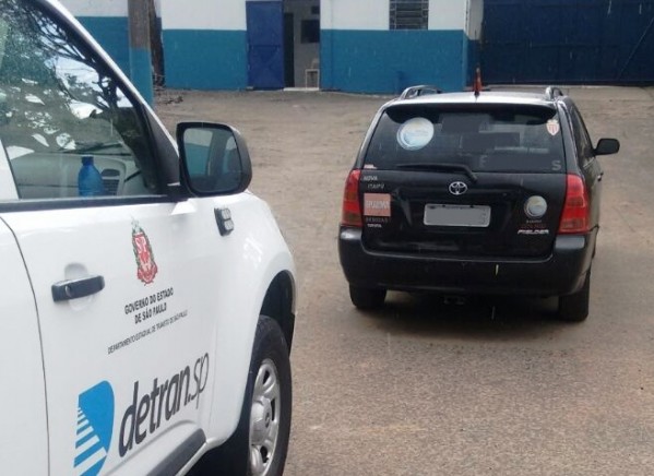 PM apreende carro com R$ 277 mil em multas