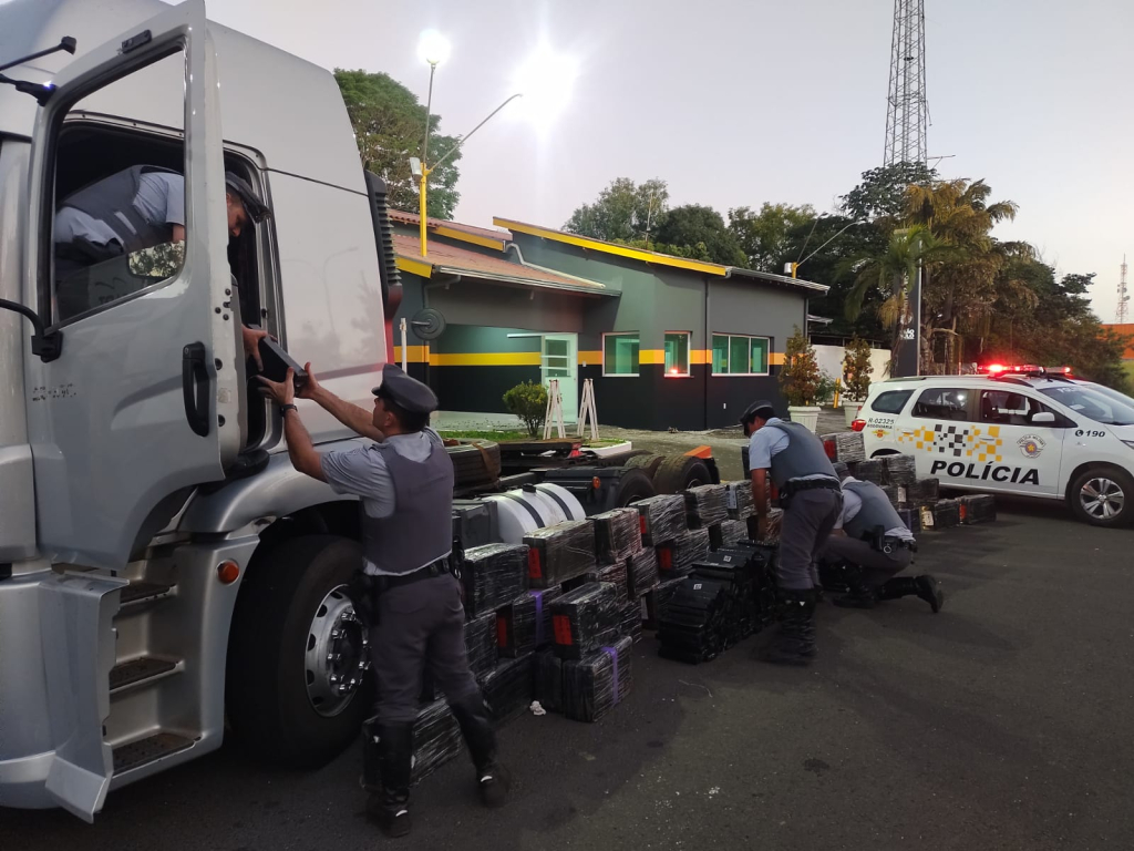 Fiscalização em Marília apreende uma tonelada de maconha e veículo furtado