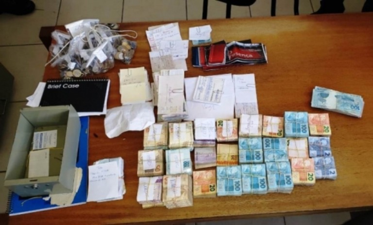 Dinheiro e documentos apreendidos em operação contra jogo do bicho em Marília