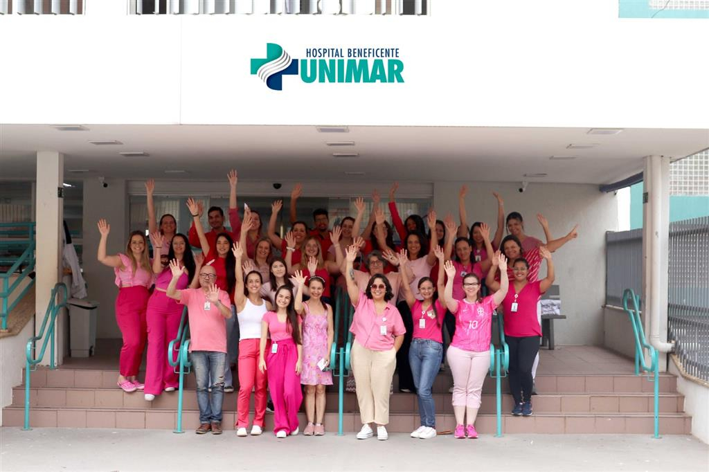 Funcionários do HBU vestem rosa em apoio a prevenção ao câncer de mama