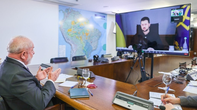 Ricardo Stuckert/PR – 02.03.23 Lula durante videochamada com o presidente da Ucrânia, Volodymyr Zelensky, no Palácio do Planalto