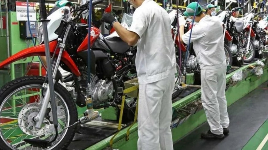 Preço de combustíveis impulsiona produção e venda de motos