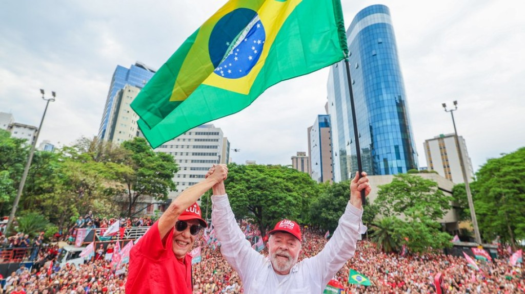 Ao lado de Lula, Chico Buarque diz: 'Ele vai nos tirar desse buraco'