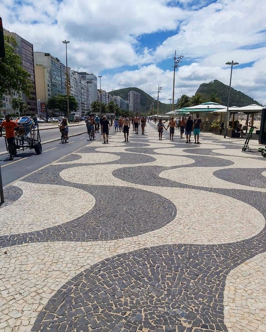 O famosos Calçadão de Copacabana, no bairro homônimo na capital fluminense